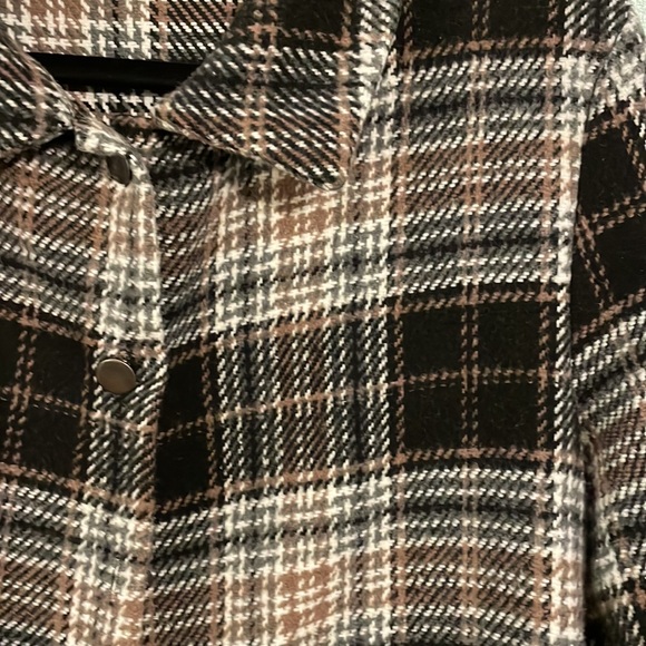 Women’s brown and cream plaid Shacket - Picture 3 of 8